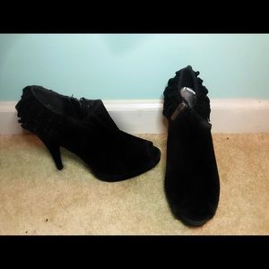 Black Ruffle Heels!